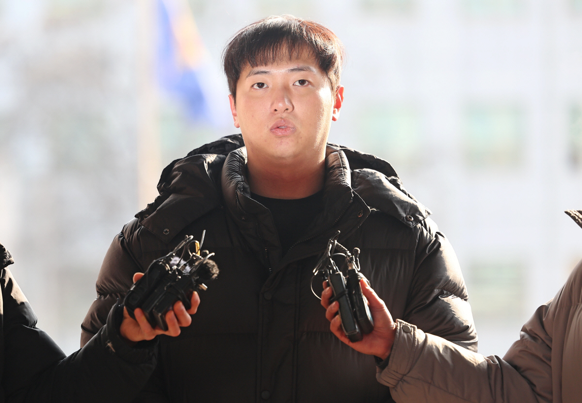 ▲미국 프로야구 김하성(샌디에이고 파드리스)을 공갈 협박 및 명예훼손한 혐의를 받는 야구선수 임혜동이 20일 오후 서울 강남경찰서에 조사를 받기 위해 출석하고 있다. (연합뉴스)
