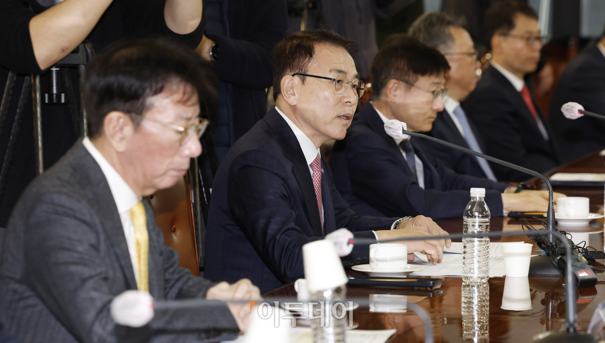 ▲조용병 은행연합회장이 21일 오전 서울 중구 은행회관에서 열린 은행권 민생금융지원 간담회에서 모두발언을 하고 있다. 조현호 기자 hyunho@