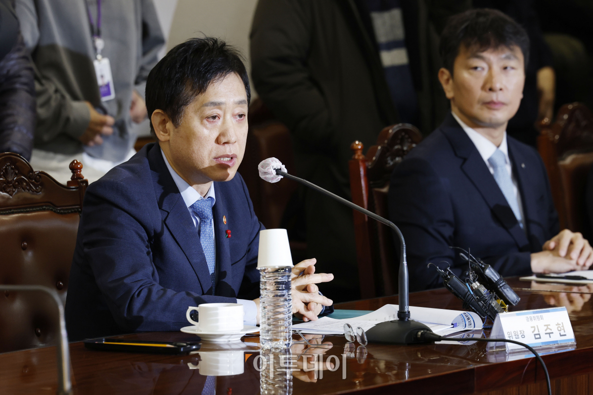 ▲김주현 금융위원회 위원장이 21일 오전 서울 중구 은행회관에서 열린 은행권 민생금융지원 간담회에서 모두발언을 하고 있다. 오른쪽은 이복현 금융감독원장. 조현호 기자 hyunho@