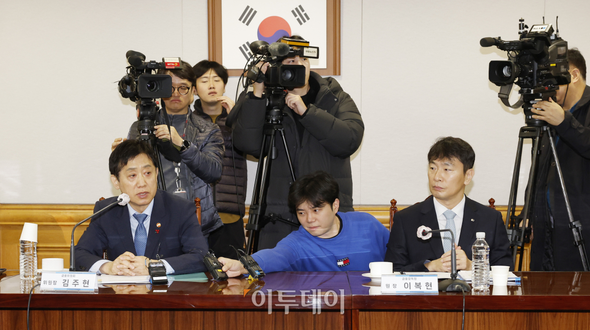 ▲김주현 금융위원회 위원장이 21일 오전 서울 중구 은행회관에서 열린 은행권 민생금융지원 간담회에서 모두발언을 하고 있다. 오른쪽은 이복현 금융감독원장. 조현호 기자 hyunho@