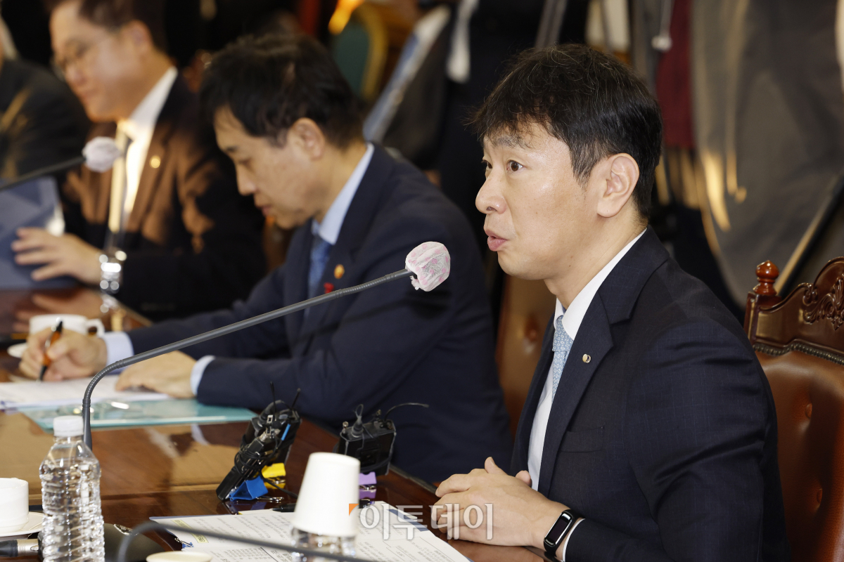 ▲이복현 금융감독원장이 21일 오전 서울 중구 은행회관에서 열린 은행권 민생금융지원 간담회에서 모두발언을 하고 있다. 조현호 기자 hyunho@