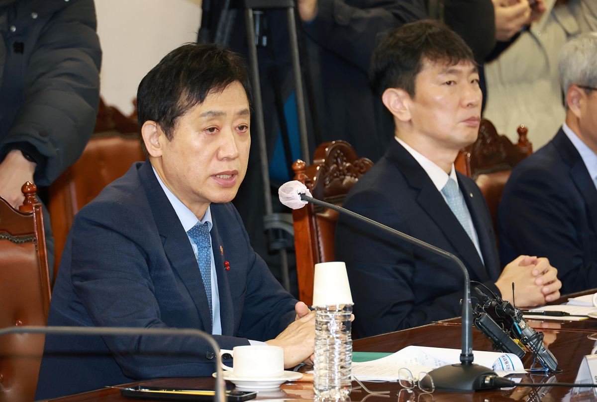 ▲김주현(왼쪽) 금융위원장과 이복현 금융감독원장이 21일 서울 중구 은행회관에서 열린 '은행권 민생금융지원 간담회'에 참석해 은행권의 상생금융안에 대해 격려하고 있다. (사진제공=금융위원회)