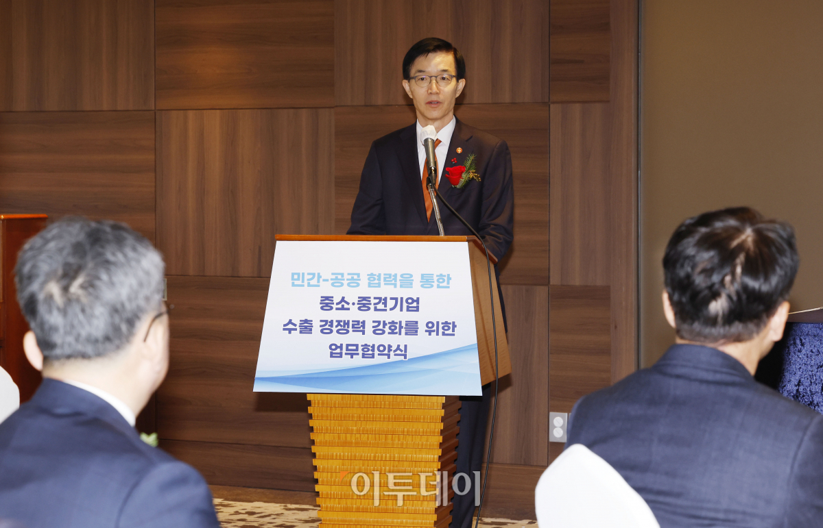 ▲방문규 산업통상자원부 장관이 21일 서울 중구 롯데호텔에서 열린 5대시중은행-무역보험공사 간 업무협약 체결식에서 인사말을 하고 있다. 조현호 기자 hyunho@