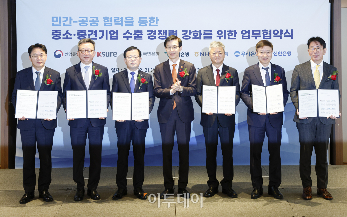 ▲21일 서울 중구 롯데호텔에서 열린 5대시중은행-무역보험공사 간 업무협약 체결식에서 참석자들이 업무협약서에 서명 후 기념촬영을 하고 있다. 왼쪽부터 이석용 농협은행장, 정상혁 신한은행장, 조병규 우리은행장, 방문규 산업통상자원부 장관, 이인호 한국무역보험공사 사장, 이승열 하나은행장, 이재근 국민은행장. 조현호 기자 hyunho@ 