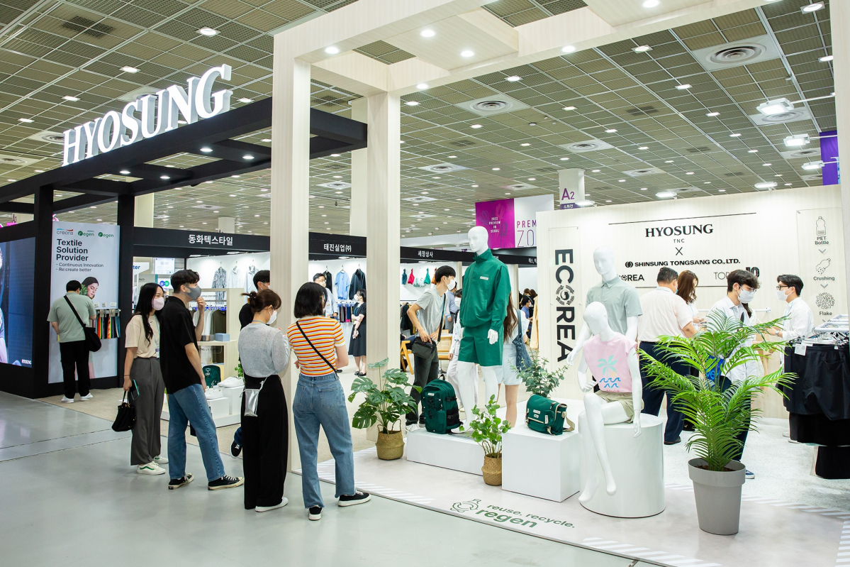 ▲국내 최대 섬유 전시회인 프리뷰 인 서울(Preview In Seoul)에 참가한 효성이 협력사와 같이 만든 제품을 전시 중이다. (사진제공=효성)