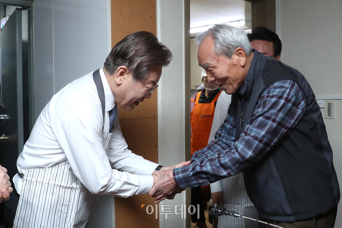 ▲이재명(왼쪽) 더불어민주당 대표가 21일 서울 영등포구 구립 큰숲 경로당에서 김태랑(85) 영등포구 구립 큰숲 노인회관 총무에게 인사하고 있다. 이 대표는 어르신들과의 식사 자리를 마친 후 주5일 점심 제공 정책 간담회에 참석했다. 국회사진취재단