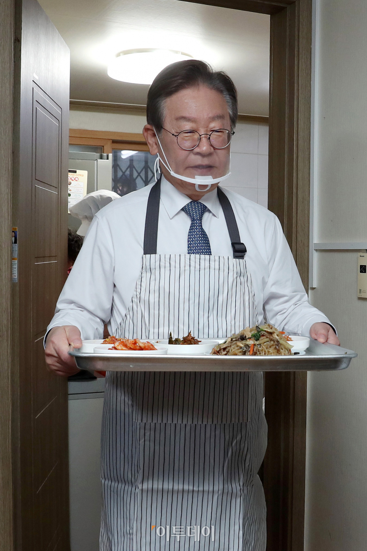 ▲이재명 더불어민주당 대표가 21일 서울 영등포구 구립 큰숲 경로당에서 반찬을 옮기고 있다. 이 대표는 어르신들과의 식사 자리를 마친 후 주5일 점심 제공 정책 간담회에 참석했다. 국회사진취재단