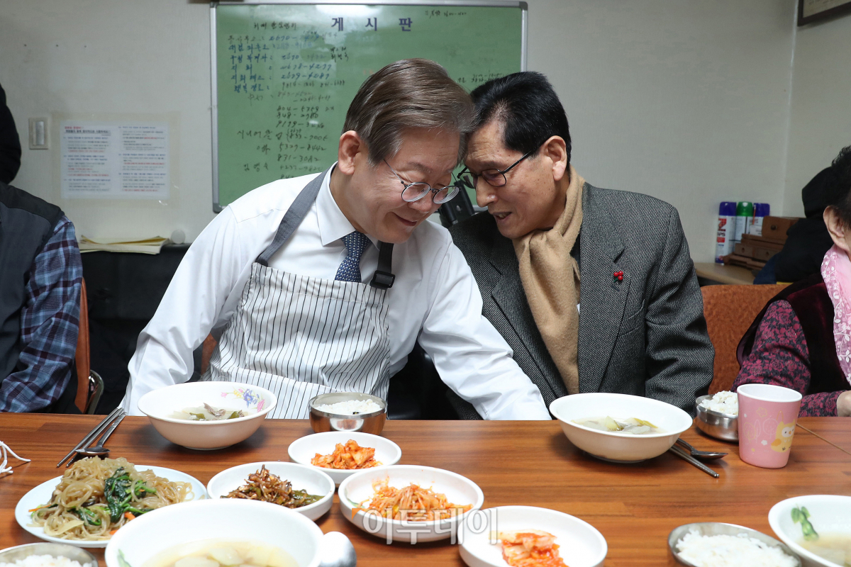 ▲이재명(왼쪽) 더불어민주당 대표가 21일 서울 영등포구 구립 큰숲 경로당에서 어르신들과 함께 점심 식사를 하고 있다. 이 대표는 식사를 마친 후 주5일 점심 제공 정책 간담회에 참석했다. 국회사진취재단