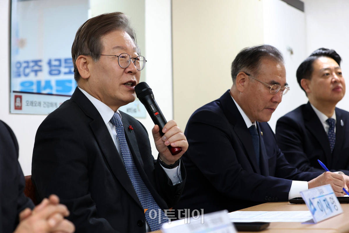 ▲이재명(왼쪽) 더불어민주당 대표가 21일 서울 영등포구 구립 큰숲 경로당에서 어르신들과 경로당 주5일 점심제공 정책간담회를 갖고 있다. 국회사진취재단