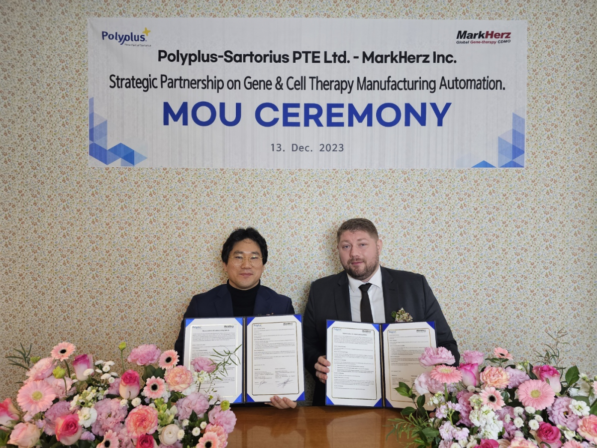 ▲이승민 마크헬츠 대표(왼쪽)와 ﻿Thomas Lejolly Business Director APAC가 협약 후 기념촬영을 하고 있다. (사진제공=마크헬츠)