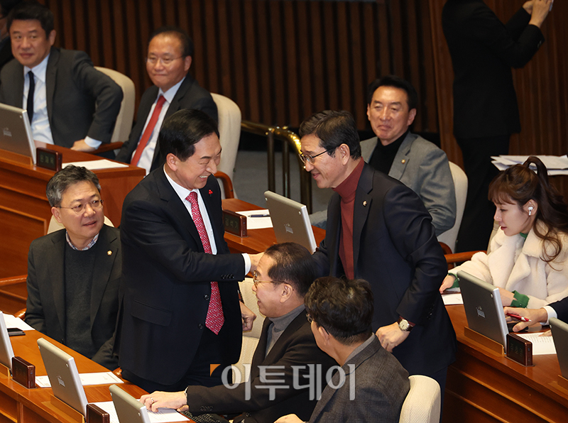 ▲김기현(앞줄 왼쪽 두번째) 국민의힘 전 대표가 21일 서울 여의도 국회에서 열린 본회의에서 동료 의원들과 인사하고 있다. 뒷줄 왼쪽 두번째는 윤재옥 대표 권한대행. 고이란 기자 photoeran@