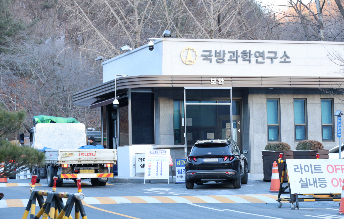 ▲21일 낮 12시 54분께 대전 유성구 국방과학연구소(ADD) 내에서 폭발 사고가 발생한 가운데, 이날 오후 국방과학연구소 정문으로 화물차가 들어가고 있다. (연합뉴스)
