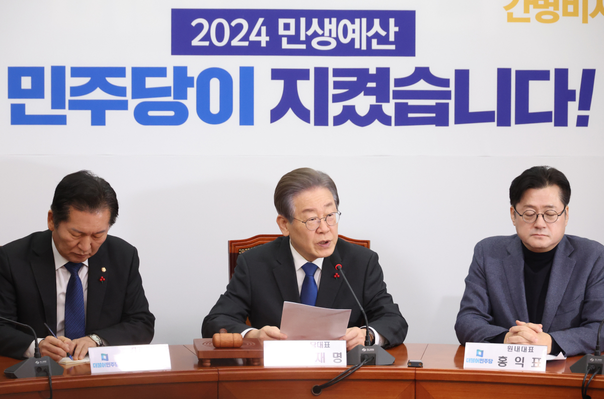 ▲<YONHAP PHOTO-0857> 발언하는 이재명 대표    (서울=연합뉴스) 신준희 기자 = 더불어민주당 이재명 대표가 22일 국회에서 열린 최고위원회의에서 발언하고 있다. 2023.12.22    hama@yna.co.kr/2023-12-22 09:20:28/<저작권자 ⓒ 1980-2023 ㈜연합뉴스. 무단 전재 재배포 금지.>