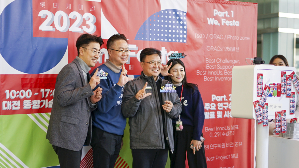 ▲(오른쪽에서 두번째) 황진구 롯데케미칼 대표와 임직원들이 이노페스타(InnoFesta) 이벤트에 참여하고 있다. (사진제공=롯데케미칼)