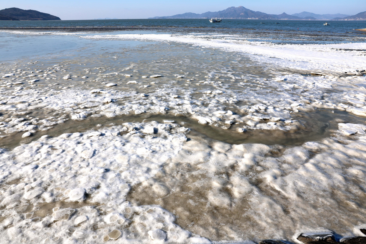 ▲절기상 동지(冬至)이자 전국 대부분지역에 한파특보가 발효되는 등 강추위가 계속된 22일 인천 중구 예단포 선착장 앞바다가 얼어있다. 신태현 기자 holjjak@