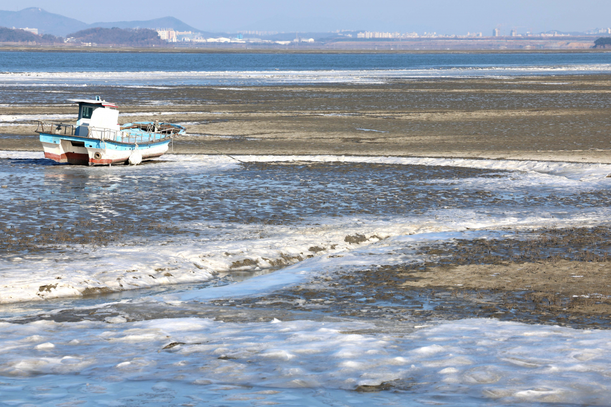 ▲절기상 동지(冬至)이자 전국 대부분지역에 한파특보가 발효되는 등 강추위가 계속된 22일 인천 중구 예단포 선착장 앞바다가 얼어있다. 신태현 기자 holjjak@