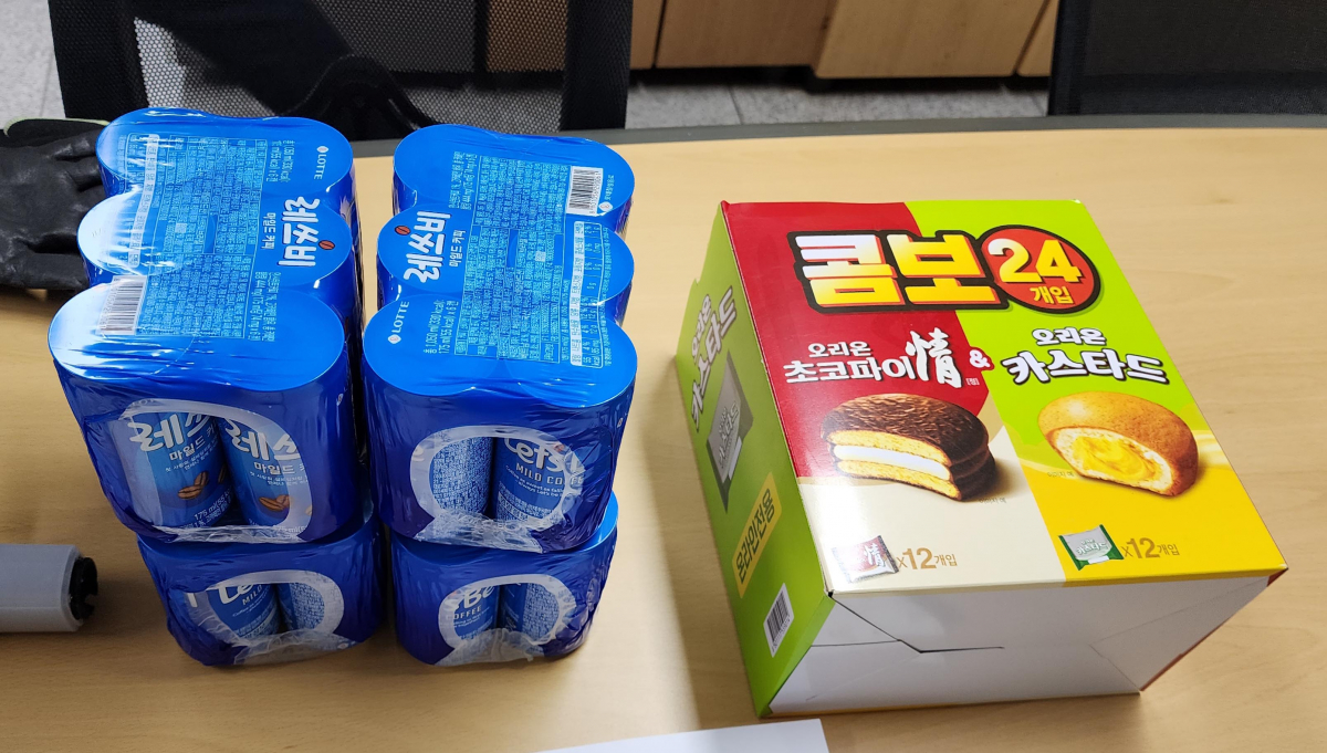 ▲남매가 편지와 함께 오동파출소에 전달한 캔커피와 간식. (출처=오동파출소)