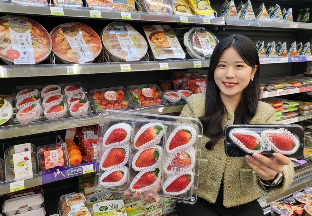 ▲CU 프리미엄 딸기. (사진제공=BGF리테일)