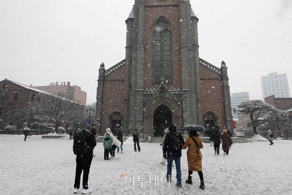 ▲ 서울에 눈이 내리며 2015년 이후 8년만에 화이트 크리스마스를 맞은 25일 서울 중구 명동성당을 찾은 시민들이 즐거운 시간을 보내고 있다. 조현호 기자 hyunho@