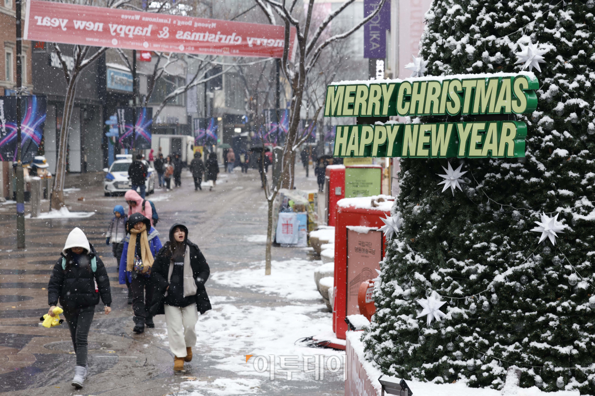 ▲서울에 눈이 내리며 2015년 이후 8년만에 화이트 크리스마스를 맞은 25일 서울 중구 명동거리를 찾은 시민들이 즐거운 시간을 보내고 있다. 조현호 기자 hyunho@