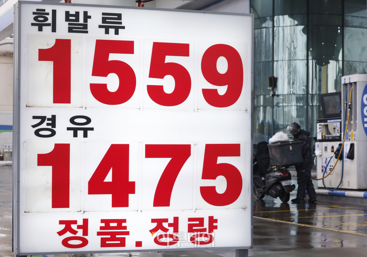 ▲국내 휘발유·경유 판매 가격이 11주 연속 하락세를 이어가고 있다. 한국석유공사 유가정보시스템 오피넷에 따르면 12월 셋째 주 전국 주유소 휘발유 평균 판매 가격은 리터당 1588.5원으로 지난주보다 18.1원 하락했다. 경유 평균 판매 가격은 지난주보다 25원 하락한 리터당 1509.6원으로 집계됐다. 25일 서울 시내의 한 주유소에 유가정보가 게시돼 있다. 조현호 기자 hyunho@