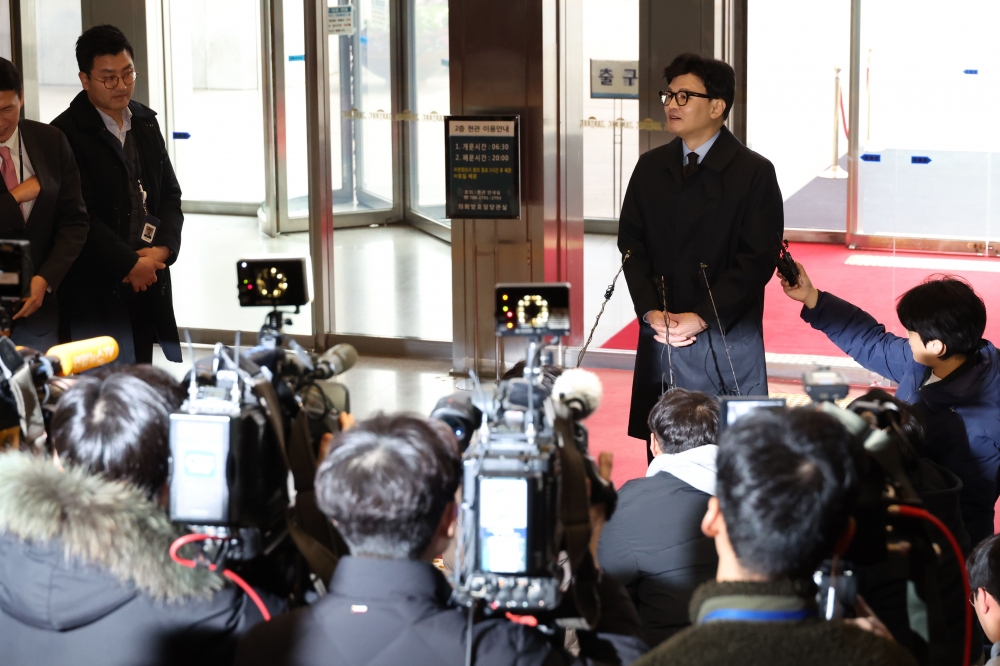 ▲한동훈 법무부 장관이 19일 서울 여의도 국회에서 취재진 질문에 답하고 있다. 고이란 기자 photoeran@ (이투데이DB)