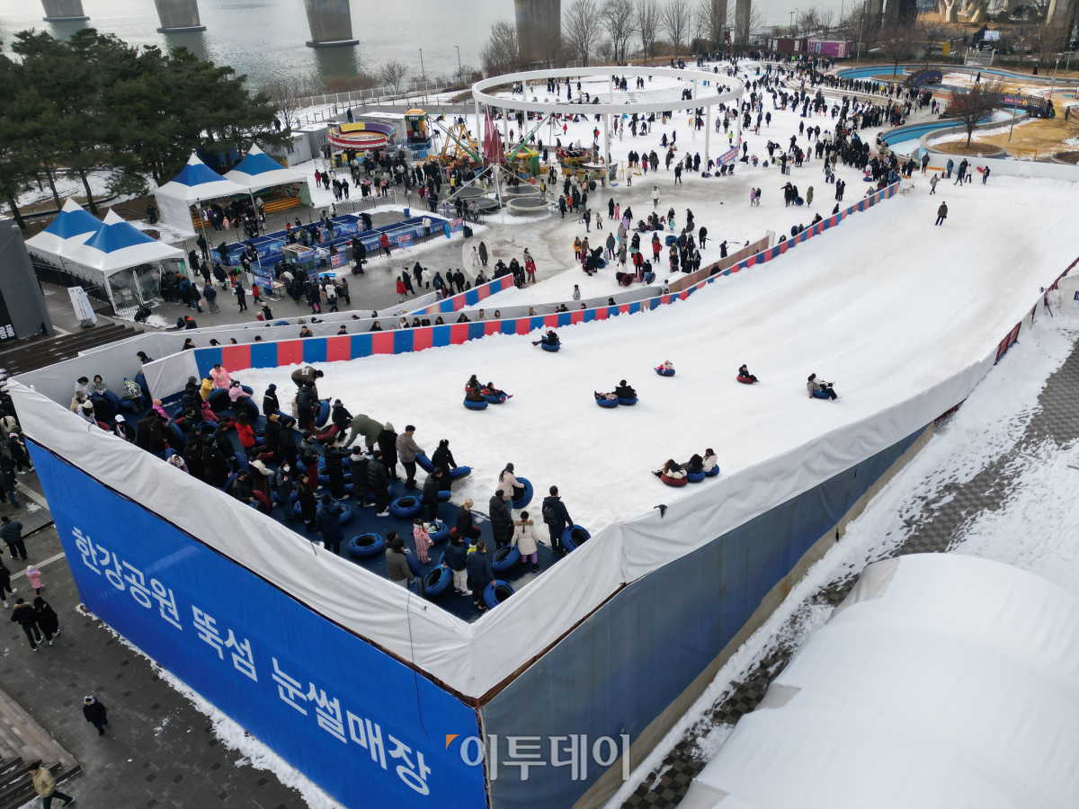 ▲크리스마스인 25일 서울 광진구 뚝섬한강공원 눈썰매장을 찾은 시민들이 눈썰매를 타며 즐거운 시간을 보내고 있다. 조현호 기자 hyunho@