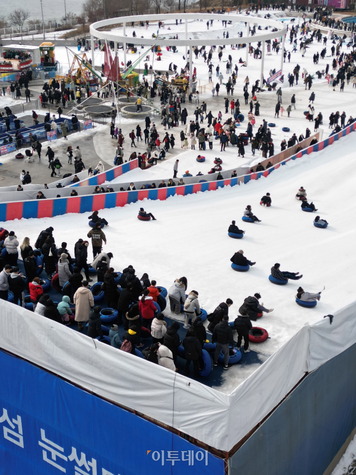 ▲크리스마스인 25일 서울 광진구 뚝섬한강공원 눈썰매장을 찾은 시민들이 눈썰매를 타며 즐거운 시간을 보내고 있다. 조현호 기자 hyunho@