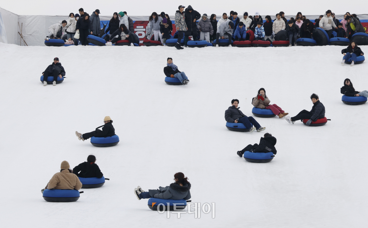 ▲크리스마스인 25일 서울 광진구 뚝섬한강공원 눈썰매장을 찾은 시민들이 눈썰매를 타며 즐거운 시간을 보내고 있다. 조현호 기자 hyunho@