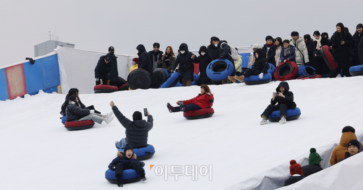 ▲크리스마스인 25일 서울 광진구 뚝섬한강공원 눈썰매장을 찾은 시민들이 눈썰매를 타며 즐거운 시간을 보내고 있다. 조현호 기자 hyunho@