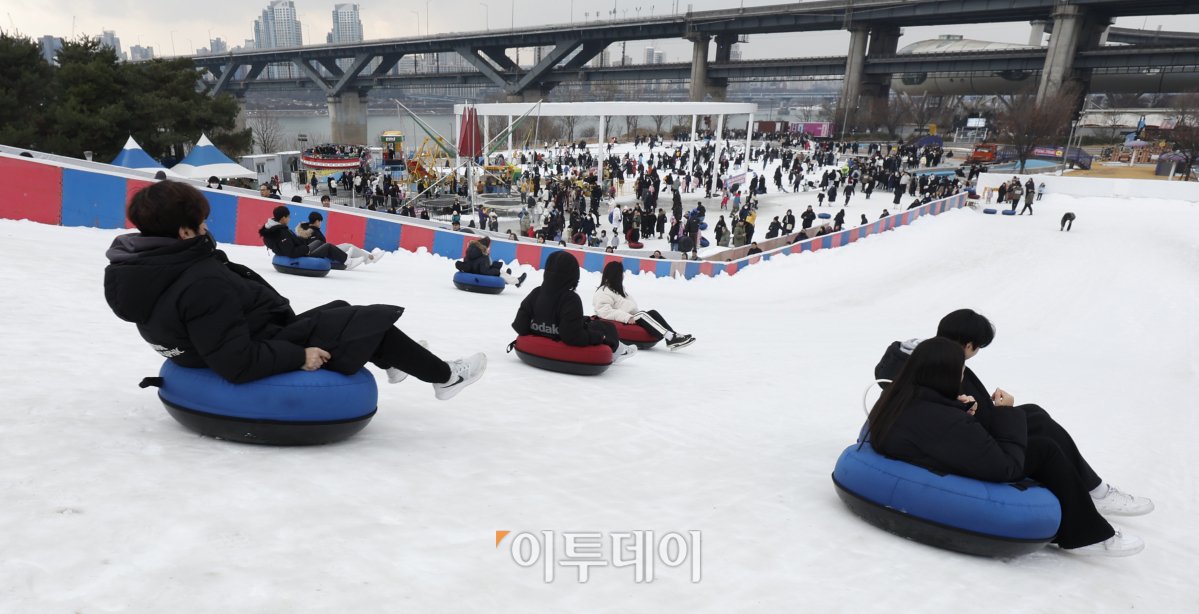 ▲크리스마스인 25일 서울 광진구 뚝섬한강공원 눈썰매장을 찾은 시민들이 눈썰매를 타며 즐거운 시간을 보내고 있다. 조현호 기자 hyunho@