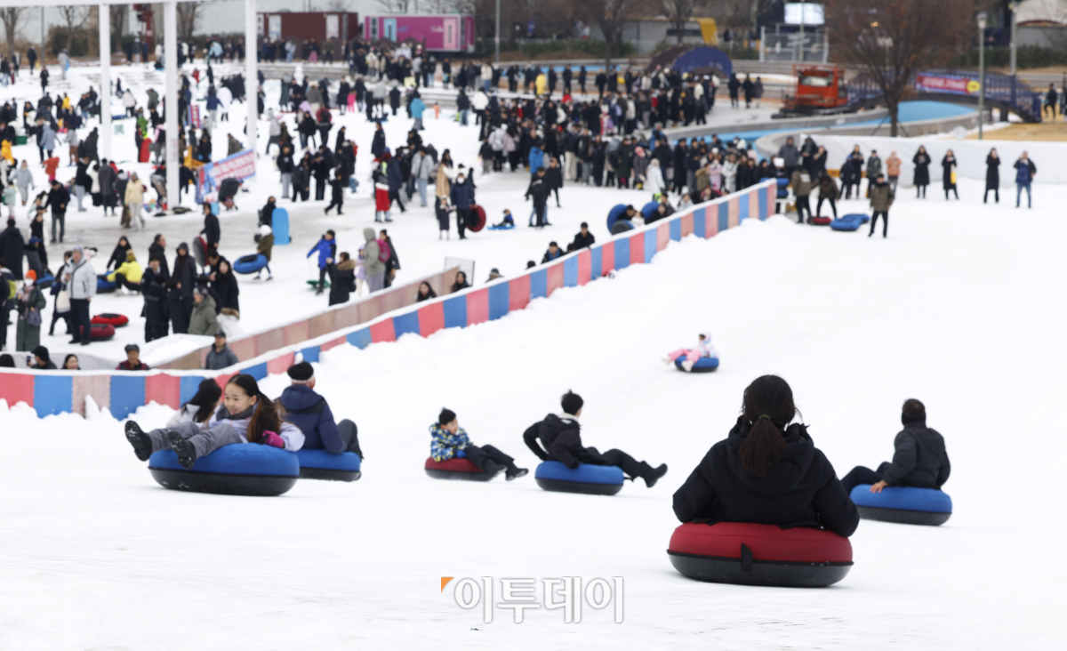 ▲크리스마스인 25일 서울 광진구 뚝섬한강공원 눈썰매장을 찾은 시민들이 눈썰매를 타며 즐거운 시간을 보내고 있다. 조현호 기자 hyunho@