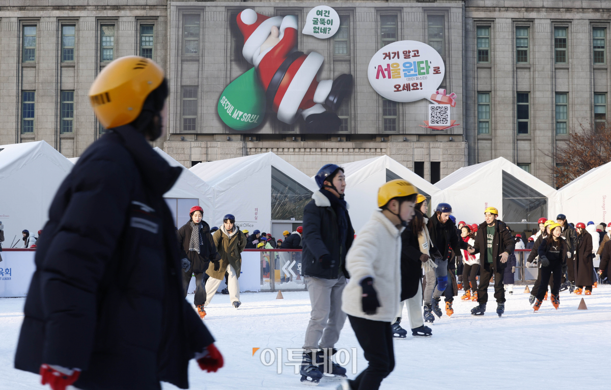 ▲크리스마스인 25일 서울 중구 서울광장 스케이트장에서 시민들이 스케이트를 타며 즐거운 시간을 보내고 있다. 조현호 기자 hyunho@