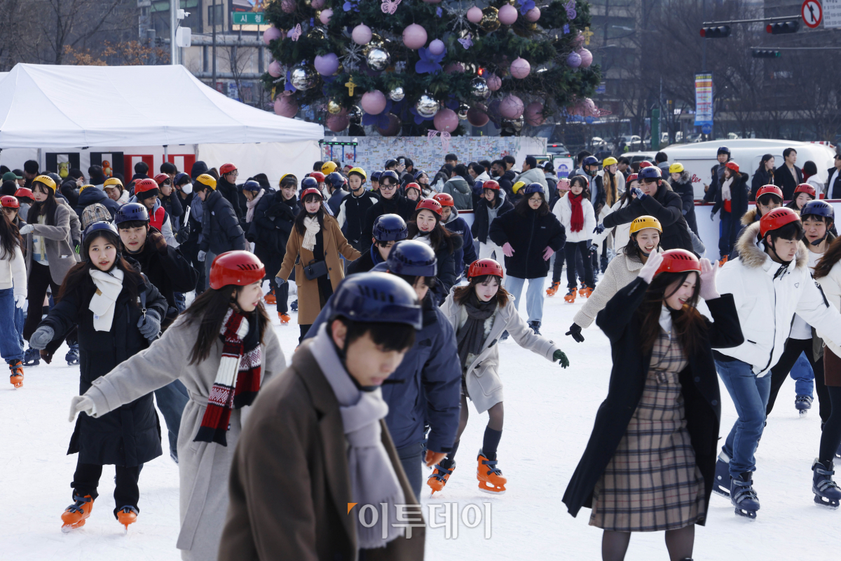 ▲크리스마스인 25일 서울 중구 서울광장 스케이트장에서 시민들이 스케이트를 타며 즐거운 시간을 보내고 있다. 조현호 기자 hyunho@