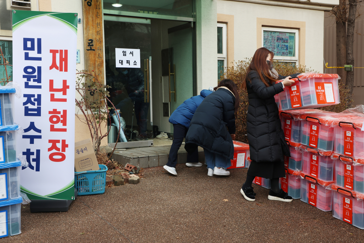 ▲서울 도봉구가 아파트에서 난 화재로 인해 불편을 겪는 이재민들을 위해 구호물품을 나르고 있다. (자료제공=도봉구)