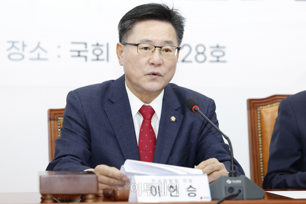 ▲이헌승 국민의힘 전국위원회 의장이 26일 서울 여의도 국회에서 열린 제10차 전국위원회에서 발언을 하고 있다. 조현호 기자 hyunho@