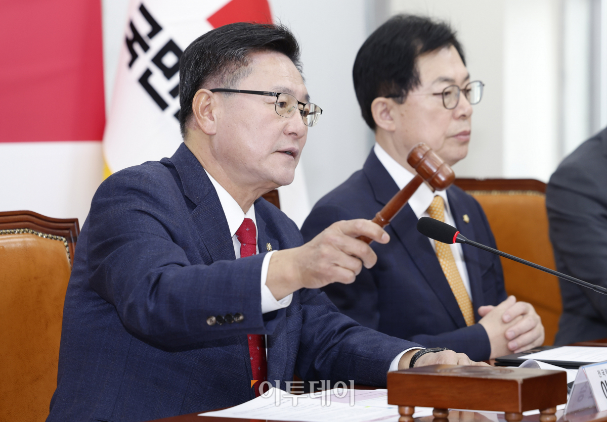 ▲이헌승 국민의힘 전국위원회 의장이 26일 서울 여의도 국회에서 열린 제10차 전국위원회에서 의사봉을 두드리고 있다. 오른쪽은 이만희 국민의힘 사무총장. 조현호 기자 hyunho@