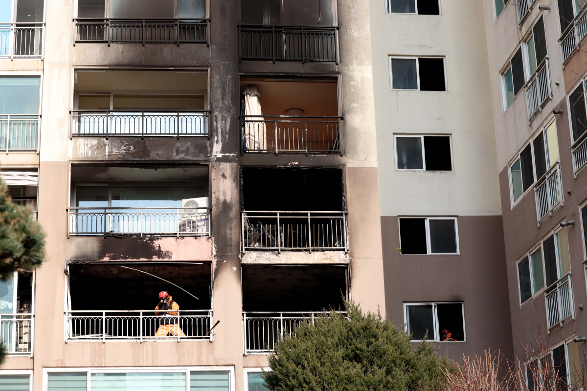 ▲32명의 사상자가 발생한 ‘도봉구 아파트 화재’ 사건과 관련 26일 서울 도봉구 아파트 사건 현장에서 경찰과 소방당국이 합동감식을 진행하고 있다. 경찰에 따르면 성탄절인 25일 오전 4시 57분께 도봉구 방학동의 27층짜리 아파트 3층에서 불이 나 2명이 숨지고 30명이 다쳤다. 신태현 기자 holjjak@