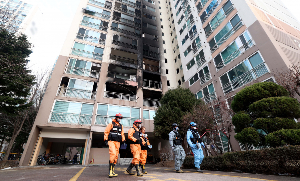 ▲32명의 사상자가 발생한 ‘도봉구 아파트 화재’ 사건과 관련 26일 화재가 발생한 서울 도봉구 아파트에서 경찰과 소방당국이 합동감식을 위해 현장으로 향하고 있다. 경찰에 따르면 성탄절인 25일 오전 4시 57분께 도봉구 방학동의 27층짜리 아파트 3층에서 불이 나 2명이 숨지고 30명이 다쳤다. 신태현 기자 holjjak@