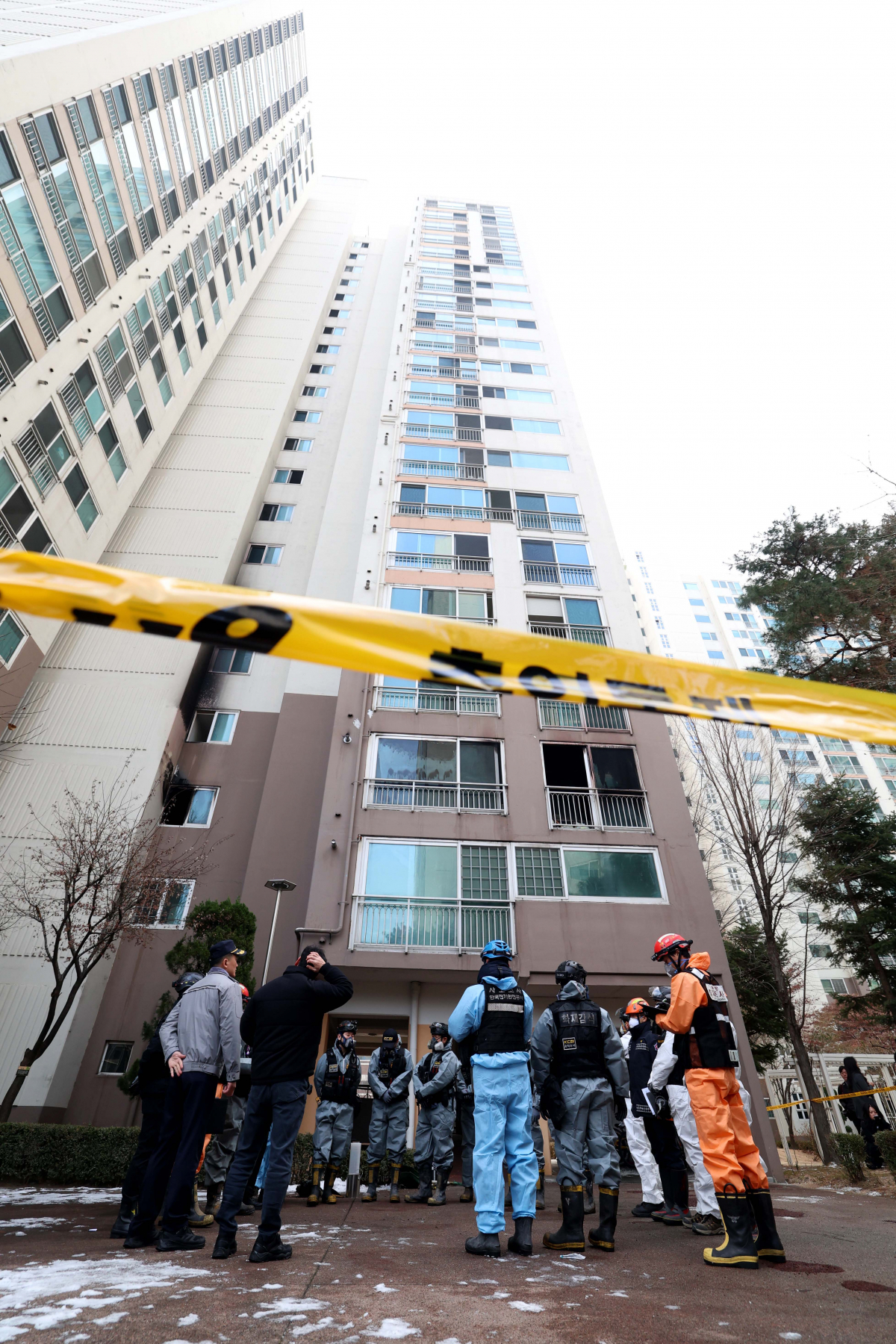 ▲32명의 사상자가 발생한 ‘도봉구 아파트 화재’ 사건과 관련 26일 서울 도봉구 아파트 사건 현장에서 경찰과 소방당국이 합동감식에 앞서 회의를 하고 있다. 경찰에 따르면 성탄절인 25일 오전 4시 57분께 도봉구 방학동의 27층짜리 아파트 3층에서 불이 나 2명이 숨지고 30명이 다쳤다. 신태현 기자 holjjak@