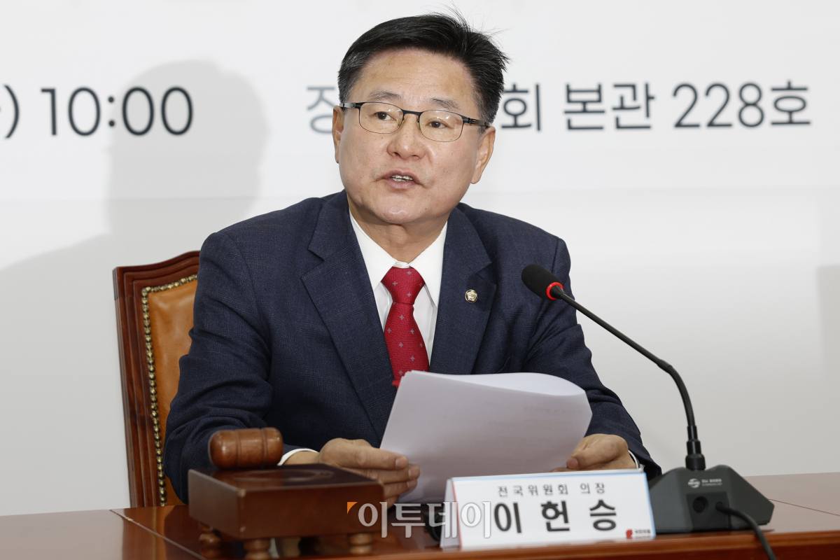 ▲이헌승 국민의힘 전국위원회 의장이 26일 서울 여의도 국회에서 열린 제10차 전국위원회에서 한동훈 비상대책위원장 임명안 투표 결과를 발표하고 있다. 이날 투표에서는 찬성 627명, 반대 23명으로 한동훈 비대위원장 임명안이 가결 됐다. 조현호 기자 hyunho@
