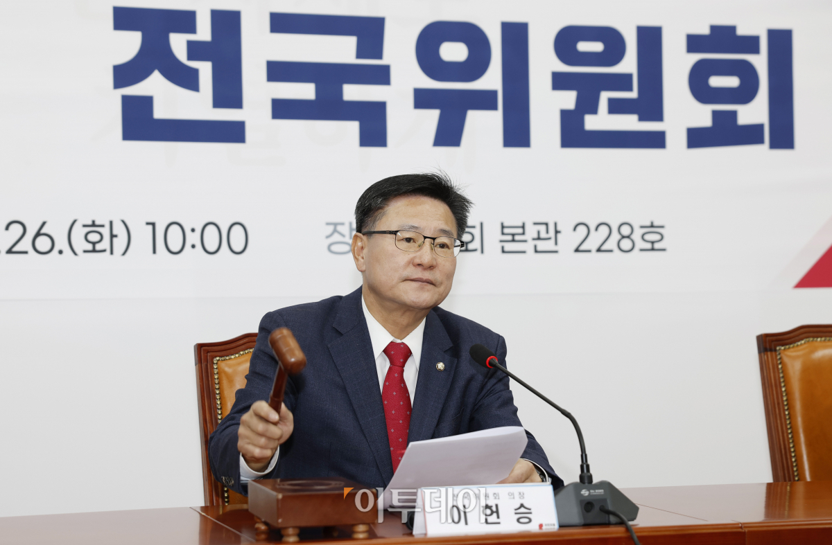 ▲이헌승 국민의힘 전국위원회 의장이 26일 서울 여의도 국회에서 열린 제10차 전국위원회에서 한동훈 비상대책위원장 임명안 투표 결과를 발표하고 있다. 이날 투표에서는 찬성 627명, 반대 23명으로 한동훈 비대위원장 임명안이 가결 됐다. 조현호 기자 hyunho@