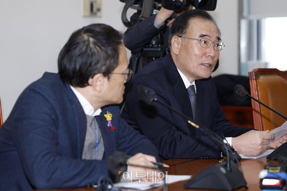 ▲이개호 더불어민주당 정책위의장이 26일 서울 여의도 국회에서 민생 관련 등 시급한 법안 처리를 위해 열린 여야 2+2 합의체 회의에서 발언을 하고 있다. 완쪽은 박주민 더불어민주당 원내수석부대표. 조현호 기자 hyunho@