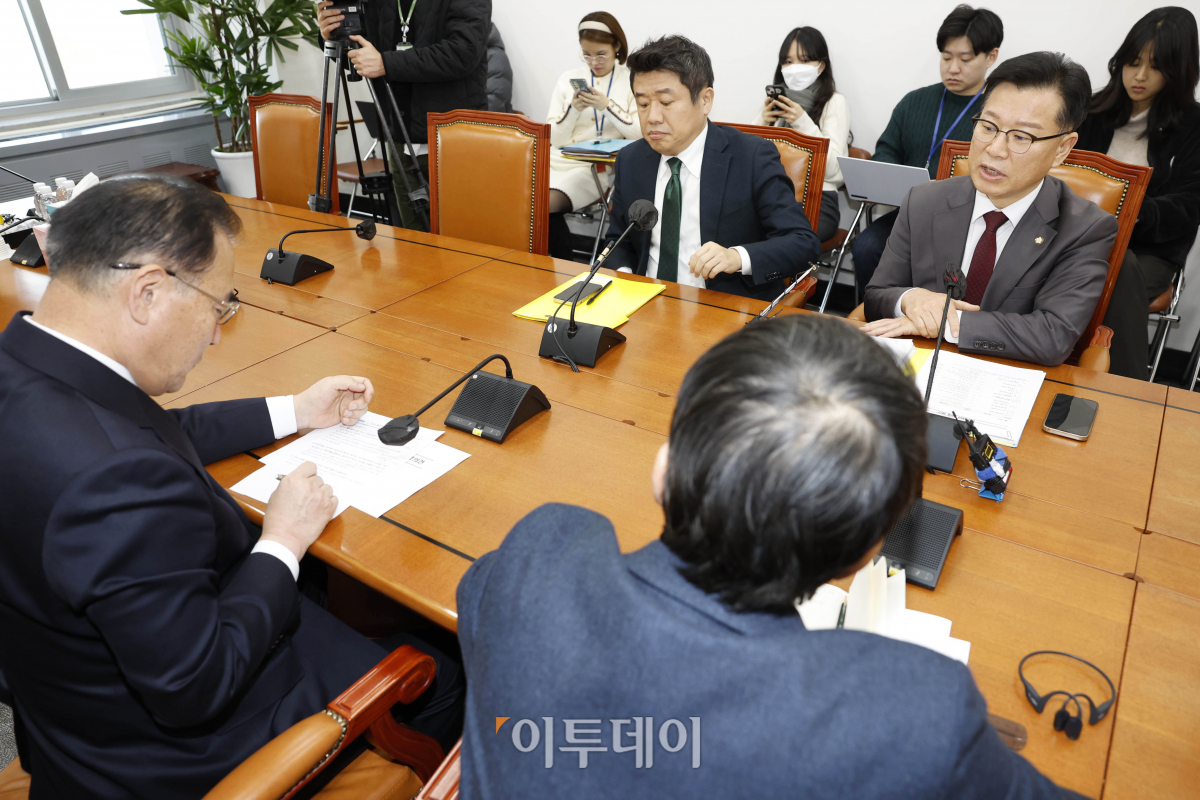 ▲이양수 국민의힘 원내수석부대표가 26일 서울 여의도 국회에서 민생 관련 등 시급한 법안 처리를 위해 열린 여야 2+2 합의체 회의에서 발언을 하고 있다. (오른쪽부터 시계반대방향으로) 국민의힘 이양수 원내수석부대표, 유의동 정책위의장, 더불어민주당 이개동 정책위의장, 박주민 원내수석부대표. 조현호 기자 hyunho@