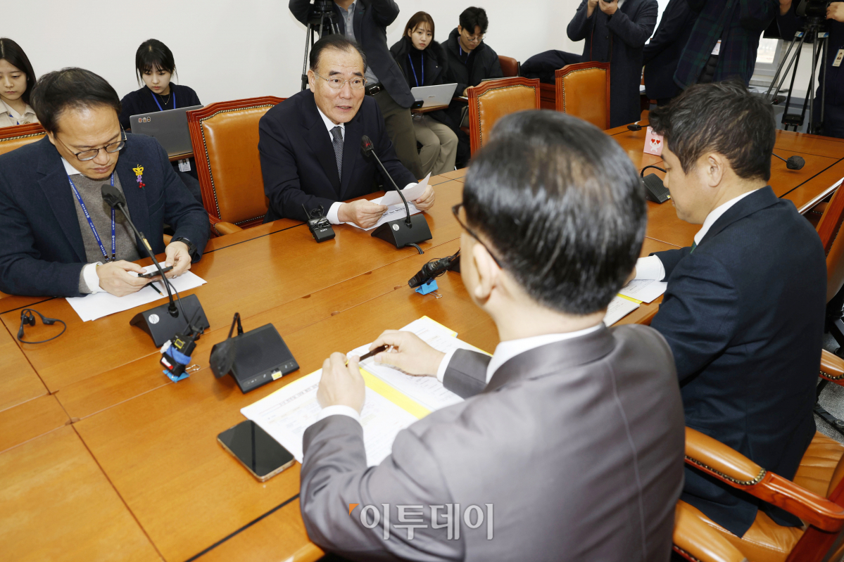 ▲이개동 더불어민주당 정책위의장이 26일 서울 여의도 국회에서 민생 관련 등 시급한 법안 처리를 위해 열린 여야 2+2 합의체 회의에서 발언을 하고 있다. (오른쪽부터 시계방향으로) 국민의힘 유의동 정책위의장, 이양수 원내수석부대표, 더불어민주당 박주민 원내수석부대표, 이 정책위의장. 조현호 기자 hyunho@