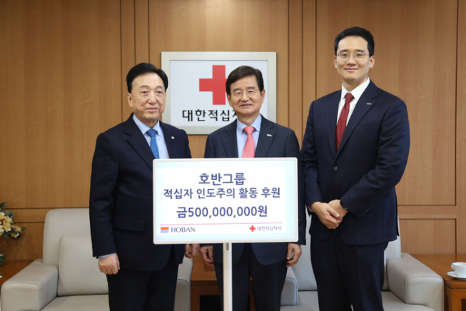 ▲호반그룹이 대한적십자사에 기부금 5억 원을 전달했다. (왼쪽부터 김철수 대한적십자사 회장, 김선규 호반그룹 회장, 김대헌 호반그룹 기획총괄사장) (자료제공=호반건설)