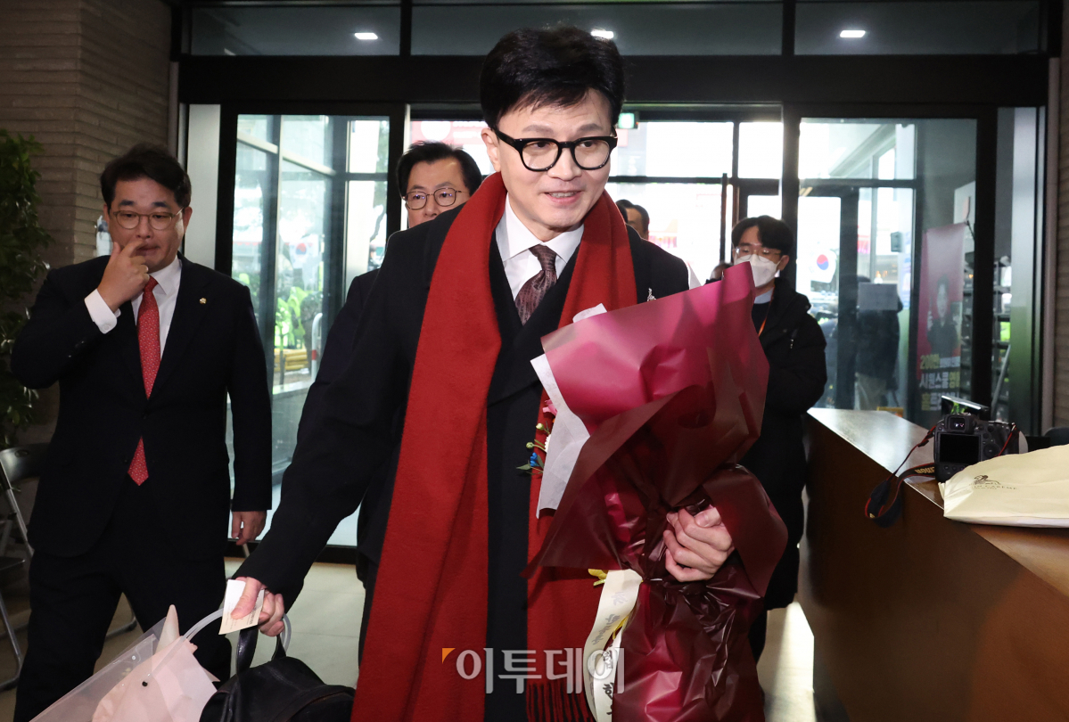 ▲한동훈 국민의힘 비상대책위원장이 26일 오후 서울 여의도 국민의힘 중앙당사에서 열리는 취임식에 참석하기 위해 들어가고 있다. 조현호 기자 hyunho@