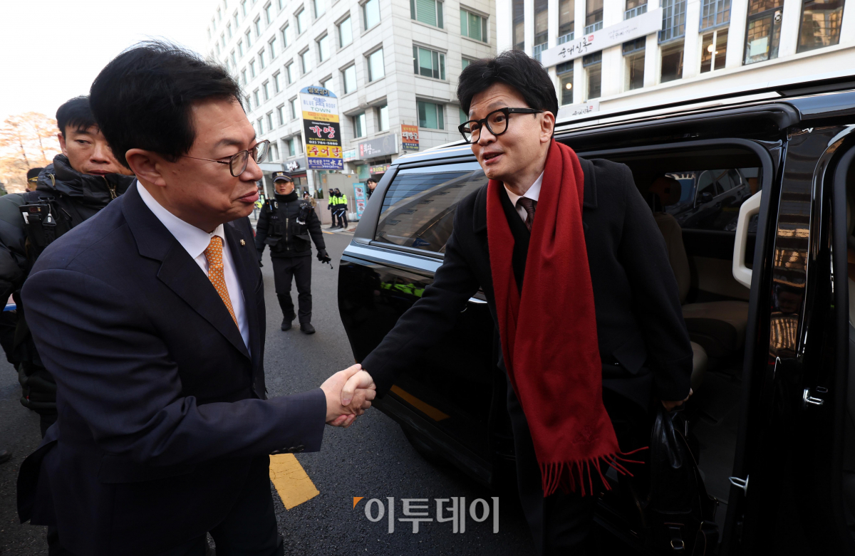 ▲한동훈 국민의힘 비상대책위원장이 26일 오후 서울 여의도 국민의힘 중앙당사에서 열리는 취임식에 참석하기 위해 도착하며 이만희 사무총장과 악수하고 있다. 조현호 기자 hyunho@