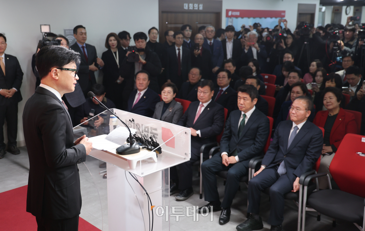 ▲한동훈 국민의힘 비상대책위원장이 26일 오후 서울 여의도 국민의힘 중앙당사에서 비상대책위원장 임명 수락 연설을 하고 있다. 조현호 기자 hyunho@