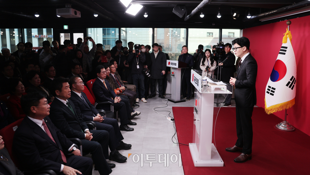 ▲한동훈 국민의힘 비상대책위원장이 26일 오후 서울 여의도 국민의힘 중앙당사에서 비상대책위원장 임명 수락 연설을 하고 있다. 조현호 기자 hyunho@